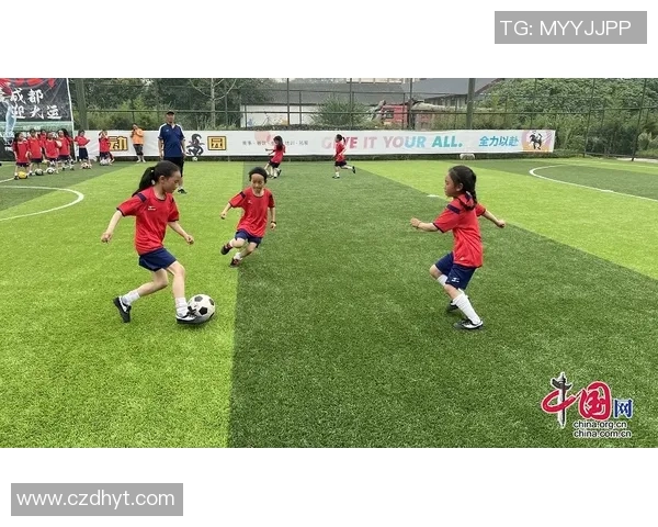 在足球蓝天下追逐梦想的少年们与激情碰撞的故事